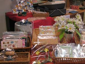 明るい店内にたくさんの製品が並んでいます!